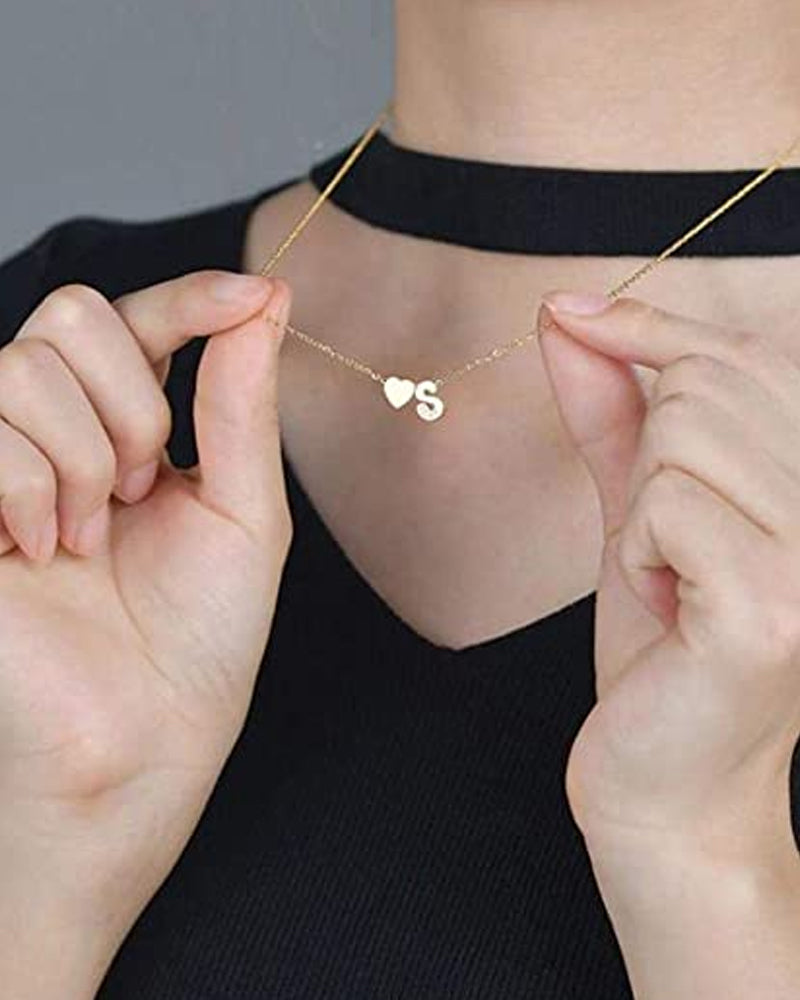 Valla™ | Verspielte Halskette mit pfirsichfarbenem Herz und Initialen